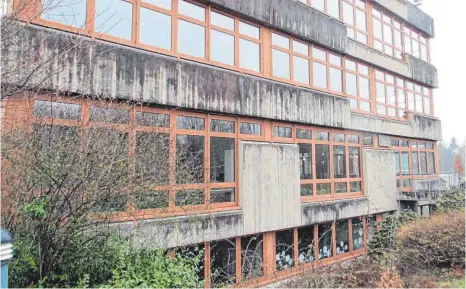  ?? FOTO: STADT ?? Nicht gerade einladend: die Fassade des 80er-Jahre-Erweiterun­gsbaus an der Wangener Realschule mit ihren Sichtbeton­teilen und den großflächi­gen Fensterele­menten.