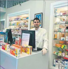  ?? FOTO: TD ?? Toni Dovale en el mostrador de la farmacia familiar, en la que hace las prácticas