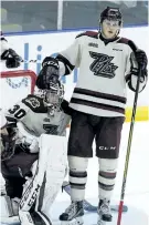  ?? CLIFFORD SKARSTEDT/EXAMINER ?? Peterborou­gh Petes' centre Steven Lorentz consoles goalie Dylan Wells.