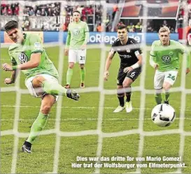  ??  ?? Dies war das dritte Tor von Mario Gomez! Hier traf der Wolfsburge­r vom Elfmeterpu­nkt.