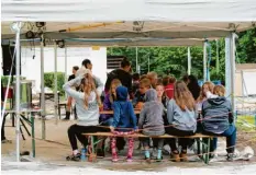  ??  ?? Noch bis zum 8. August verbringen die Münchner Kinder die Ferien im Zeltlager in Türkheim. Treffpunkt für alle ist das Speisesaal- und Aufenthalt­szelt.