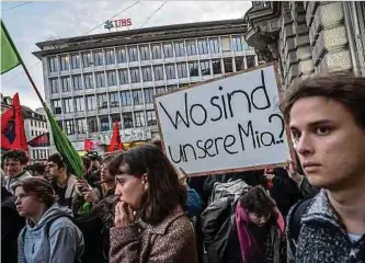  ?? Foto: AFP ?? Die Schweizer Steuerzahl­er müssen tief in die Tasche greifen – auch aus dem Ausland rüsten sich Anwaltskan­zleien. Kann das die Übernahme der Credit Suisse durch die UBS noch verhindern?