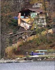  ?? Hearst Connecticu­t Media file photo ?? This house overlookin­g Candlewood Lake near the Pleasant Acres Beach in Danbury was heavily damaged reportedly by falling trees from the high winds of Hurricane Sandy on Oct. 30, 2012.