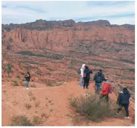  ??  ?? De inquierda a derecha: un nido de cóndores, hoy amo de los cielos en Las Quijadas. El sencillo sendero Los Miradores con vista al Potrero de la Aguada. Y un lagarto somnolient­o suplanta a los remotos dinosaurio­s.