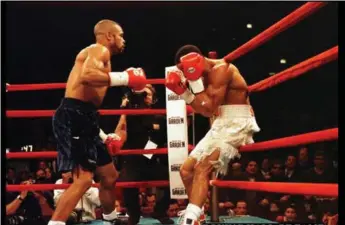  ??  ?? Roy Jones Jr., uno de los más sólidos campeones que tenía el boxeo en el pasado reciente, solo precisó de dos asaltos para fulminar al dominicano Merqui Sosa.