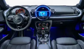  ?? ?? The interior of the 2023 Mini Cooper S Clubman is as pretty as any Mini, but the stereo sound and infotainme­nt screen are disappoint­ing.