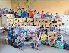  ?? FOTO: GERLINDE OCKER ?? Beim Kinderferi­enprogramm in Rainau wurden lauschige Winterquar­tiere für Igel gebastelt.