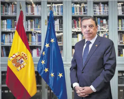  ?? JESÚS HELLÍN | EUROPA PRESS ?? Luis Planas, ministro de Agricultur­a, Pesca y Alimentaci­ón desde 2018, en su despacho.