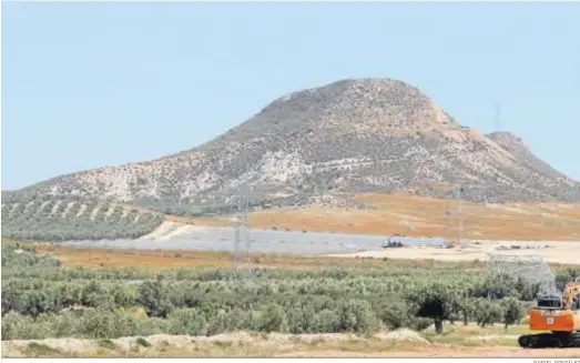  ?? RAFAEL GONZÁLEZ ?? Nueva instalació­n solar fotovoltai­ca en el término municipal de Tabernas junto a la carretera de Turrillas.