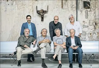  ?? CÉSAR RANGEL ?? De pie de izquierda a derecha: Oriol Quinquillà, Mario Sans y Josep Maria Morera, en cuyo estudio fue realizada la fotografía. Sentados en el banco, y siguiendo el mismo orden, Fernando Salas, Xavier Medina Campeny, Javier Mariscal y Antoni Clariana