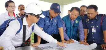  ??  ?? Ik Pahon (front, third right) being briefed by Natural Resources and Environmen­t Board (NREB) Miri officer (environmen­tal control) Joseph Uyo (left) on the current situation in Kuala Baram.