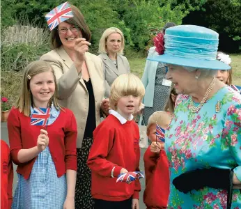  ?? ?? The Queen is greeted by Hackness School pupils at Cloughton in 2010.