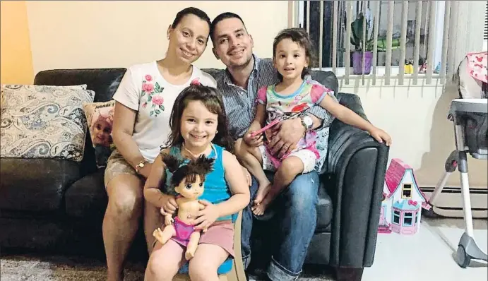  ?? FRANCESC PEIRÓN ?? El ecuatorian­o Pablo Villavicen­cio, con su esposa Sandra Chica y sus dos hijas, Luciana, la mayor, y Antonia, en su casa de Long Island, Nueva York