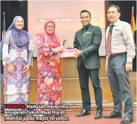  ??  ?? TAHNIAH: Hamsiah menerima Anugerah Tokoh Maal Hijrah ( Wanita) pada majlis tersebut.