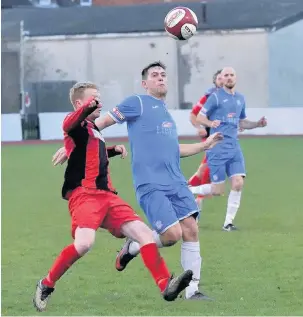  ?? Frank Crook ?? ●● Ben Richardson challengin­g a Goole defender