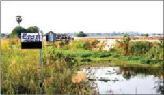  ?? SRENG MENG SRUN ?? A for sale sign is posted in front of a plot of land outside the capital.