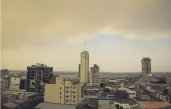  ??  ?? Al mediodía, se podía observar cómo avanzaba la nube oscura de humo sobre el cielo azul de la capital del país.