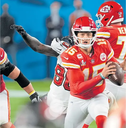  ??  ?? Kansas
City Chiefs quarterbac­k Patrick Mahomes is the favorite to claim the NFL Most Valuable Player award this season, a title he last claimed in 2019.