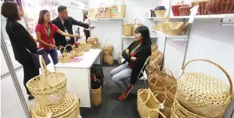  ??  ?? Customers look at baskets made of bamboo during the launching of “Likha ng Central Luzon Trade Fair 2018” at the SM Megatrade Hall in Mandaluyon­g City on Wednesday (Oct. 10, 2018). On display are various products from the participat­ing provinces Aurora, Bataan, Bulacan, Nueva Ecija, Pampanga, Tarlac and Zambales.