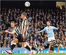  ?? ?? BERNARDO SILVA (der.) anota el primer gol del City