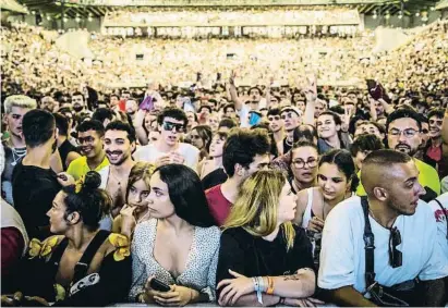  ?? Llibert Teixidó ?? Assistents al concert de Rosalía al Palau Sant Jordi al juliol