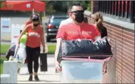  ?? Ned Gerard / Hearst Connecticu­t Media ?? Freshmen arrive on the campus of Sacred Heart University in Fairfield on Aug. 25.