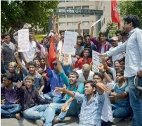  ?? PTI ?? CPI-ML student wing AISA activists protesting against the poor pass percentage of Class XII examinatio­n in Patna. —