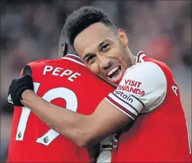  ??  ?? Aubameyang se abraza con su compañero Pepe tras marcar un gol esta temporada.
