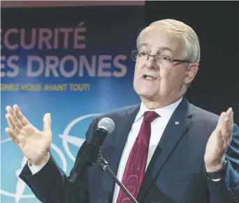  ??  ?? Marc Garneau a annoncé les nouvelles règles, mercredi, à Montréal. – La Presse canadienne: Paul Chiasson