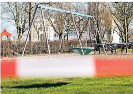  ?? FOTO: DPA ?? Der Spielplatz ist abgesperrt. Auch für Kinder gibt es wegen der Corona-Krise massive Einschränk­ungen.