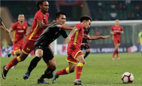  ??  ?? Faiz (kanan) ditarik oleh pemain Terengganu, Mohamad Khairu Azrin Khazali pada perlawanan Liga Super di Stadium Shah Alam, malam tadi.