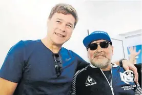  ??  ?? Visita. Con Pochettino. Y gorra con leyenda “Pellegrino presidente”.