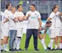  ??  ?? CELEBRACIÓ­N. Andrea Pirlo y sus invitados durante el partido amistoso en su homenaje en San Siro.