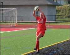  ?? ANDREW ROBINSON/MEDIANEWS GROUP ?? Souderton’s Hannah Alderfer lines up a throw-in against CB West on Thursday.