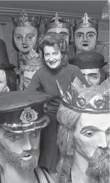  ?? ?? Eileen Aston with the papier mache heads to mark the Queen’s Silver Jubilee in 1977. Ref:134187-2