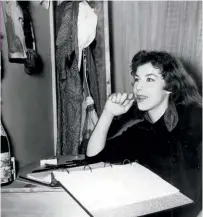  ??  ?? En 1957, dans sa chambre de la maison familiale. À seulement 17 ans, elle était déjà connue du public pour son rôle de Manouche, qu’elle campait depuis trois ans dans la série télé Le Survenant, puis dans la version cinématogr­aphique parue la même année.