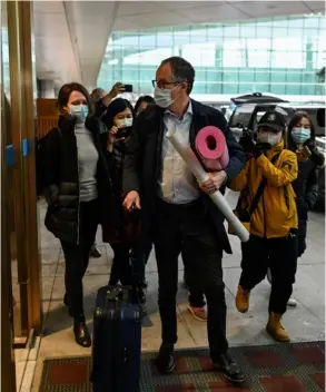  ?? AfP ?? Peter Ben Embarek (centro) y otros integrante­s de la misión de la OMS a su llegada al aeropuerto de Wuhan, el miércoles.