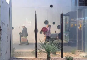  ?? ?? Los peatones y automovili­stas se abren camino a través del puerto de entrada Nogales-mariposa