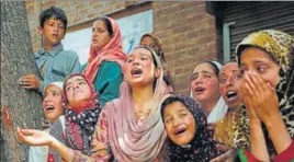  ?? AP ?? Family members of Jammu and Kashmir cop Tasveer Ahmad mourn as his body arrives for funeral at Surasyar village near Srinagar on Saturday.