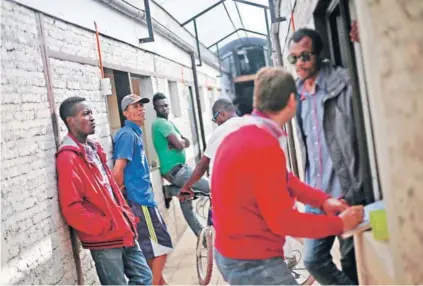  ?? FOTO: JUAN FARIAS ?? ►► Los haitianos esperaron pacientes para ser censados en un condominio de Quilicura.