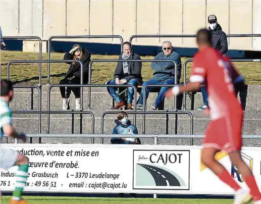  ?? Foto: Yann Hellers ?? Interessie­rt am Geschehen, aber ohne Maske: Ronny Bonvini, der ehemalige Co-Trainer der Fußballnat­ionalmanns­chaft, und der Hesperinge­r Investor Flavio Becca (r.) beim Spiel zwischen dem FC Swift und Hostert.