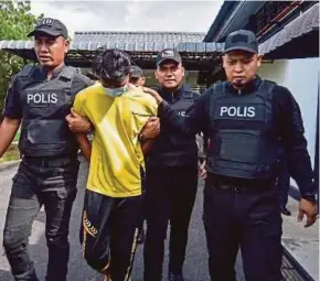  ?? (Foto Genes Gulitah/bh) ?? Muhammad Fakrul dibawa ke Mahkamah Majistret Sungai Besar, semalam.