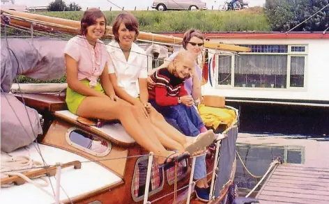  ?? FOTO: EK ?? „Gilla“Gisela Zwick und Eva Karnofsky (von links) mit Familie Karnofskys Segelboot im Holland-Urlaub.