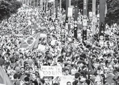  ?? Carla Carniel/Codigo19/Folhapress ?? Manifestan­tes protestam na avenida Paulista, no centro de São Paulo, em apoio à presidente Dilma e o expresiden­te Lula; petista sinalizou trégua com investigad­ores da Lava Jato depois da divulgação de grampos