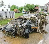  ??  ?? Zkáza Bleskové záplavy zasáhly několik obcí nedaleko Uničova. Voda místy sahala až do výše pasu a zničila tak nejen sklepy, ale i přízemí rodinných domů. Poničené jsou také silnice a mosty. Proud byl tak silný, že odnášel i automobily.