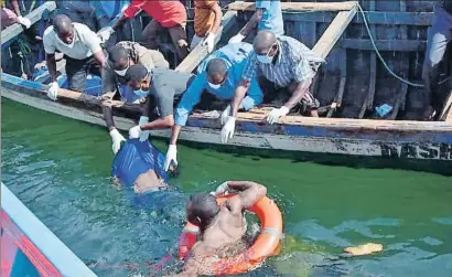  ?? AP ?? Rescat d’un cadàver de les aigües del llac Victòria després del naufragi del ferri