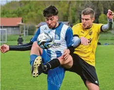  ?? Foto: Rudi Fischer ?? Die Kissinger waren meist etwas früher am Ball. Hier versucht der Diedorfer Maximilian Mayer (rechts), Philipp Strehle vom Ball zu trennen.