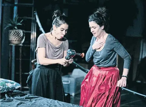  ?? CÈSAR RANGEL ?? Carlota Olcina (esquerra) amb Mireia Aixalà en una escena de ‘L’habitació del costat’ Sarah Ruhl / Julio Manrique L’habitació del costat