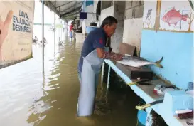  ?? JOSÉ LUIS TAPIA ?? Los pescadores tienen que trabajar con todo y el río encima.