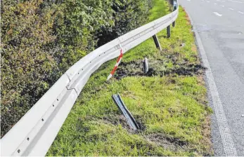  ?? FOTO: PÖPPEL ?? An dieser Leitplanke nahe Aitrach endete die Flucht mit dem Wagen. Die Gesuchten setzten sich danach zu Fuß ab.